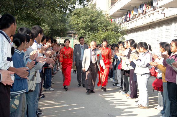 在我校梁宏校长的陪同下，王冠川先生从容步入公寓楼落成典礼会场；一路上受到学生们的热烈欢迎。