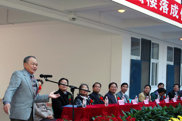 幽默风趣的王冠川先生在典礼上发言。