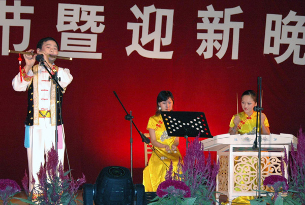 音乐系教师表演的器乐合奏《渔歌》。