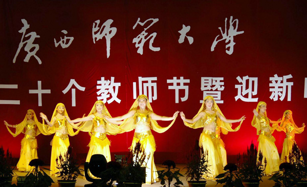 校学生艺术团表演的埃及舞蹈《神秘国度》。