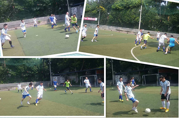 校友们进行足球友谊赛