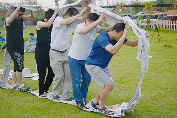 举行趣味团队活动