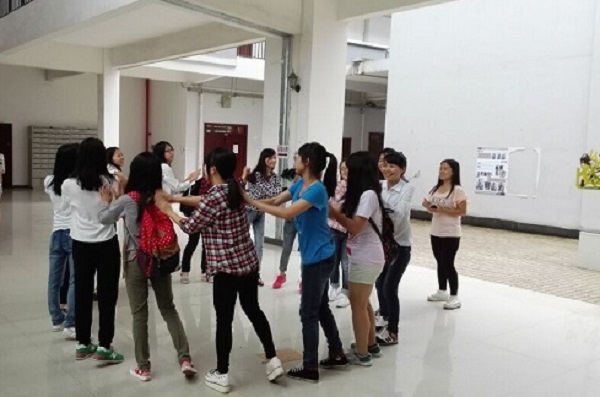 教育科学学院心理健康月活动之素质拓展活动现场