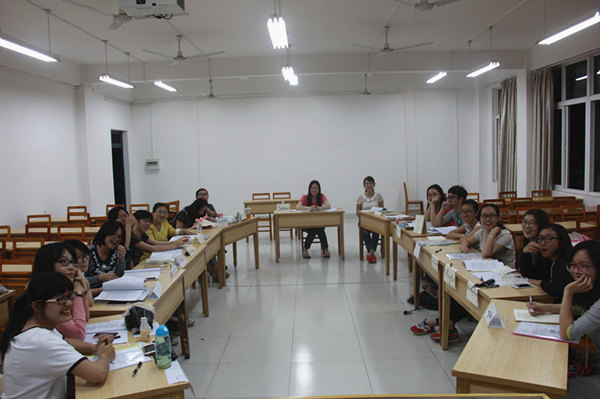 国教院同学参加美籍教师Caleb的辩论形式教学