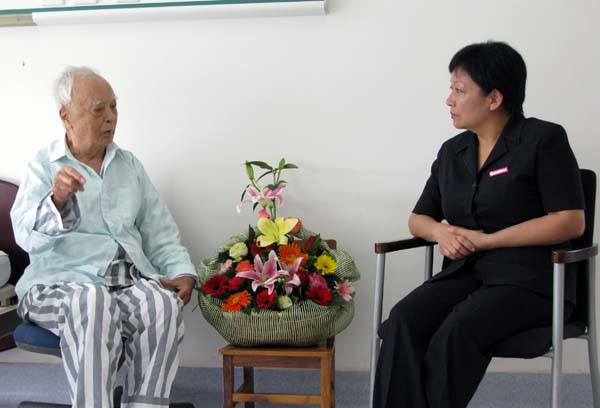 王枬书记看望慰问贺祥麟教授。