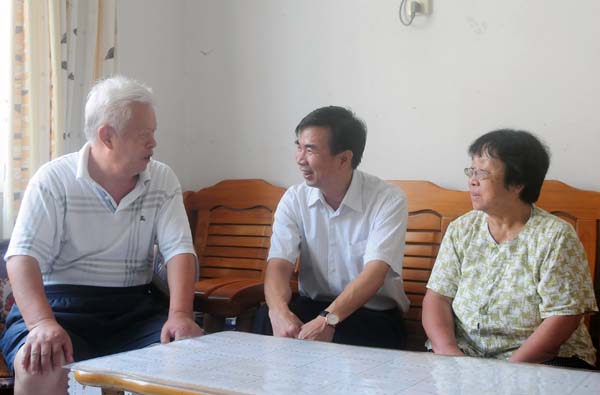 梁宏校长到老校长王炜忻教授家进行慰问。