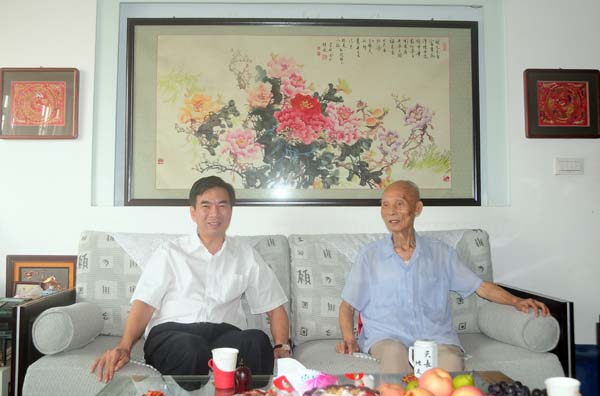 梁宏校长看望慰问太平天国史专家钟文典教授。