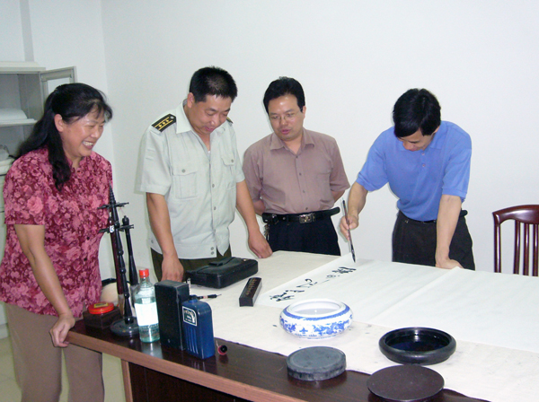 笔墨切磋增友谊。