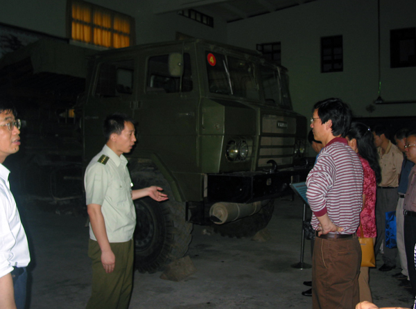 专心致志看武装。