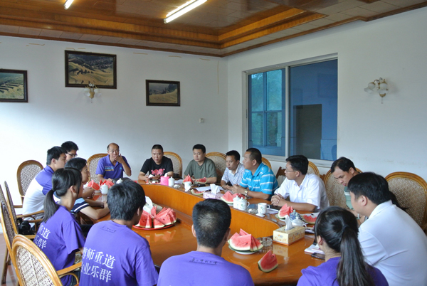 青狮潭镇四家班子领导与挂职队员座谈