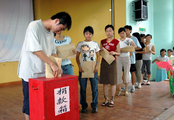 青年学生纷纷上台募捐