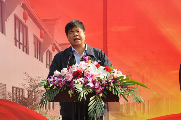 桂林市雁山区区长古保华在开工仪式上向大家介绍项目概况