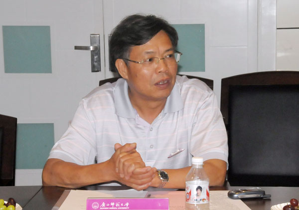 钟瑞添副校长在会上讲话。