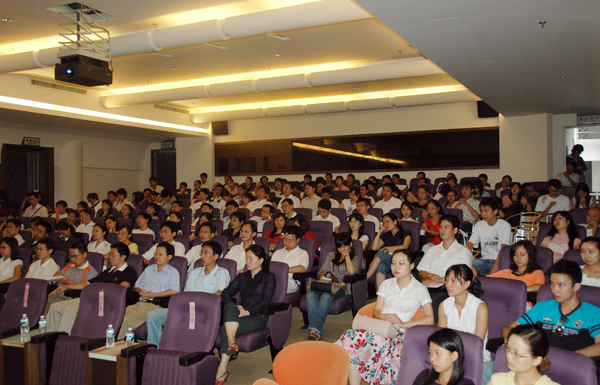 新教工在认真听会。