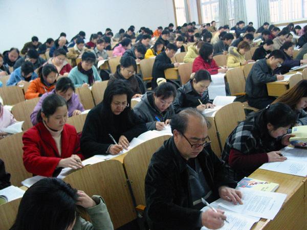 3月12日，自治区人事厅组织了全区专业技术人员“中国——东盟”知识考试，我校1500余名干部职工参加了本次考试。（新闻中心 李清资）