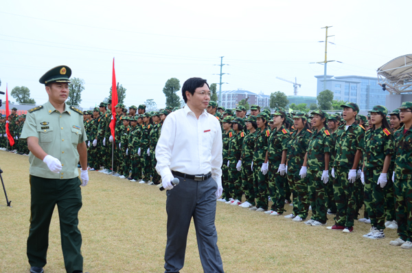副校长李传起正在检阅受训新生