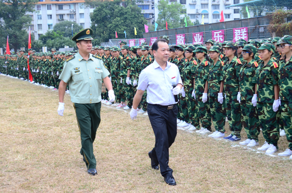 副校长白晓军正在检阅受训新生