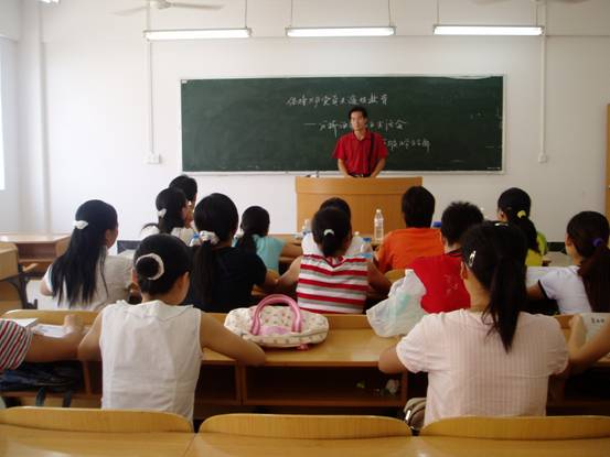 法学学生党支部在评议。