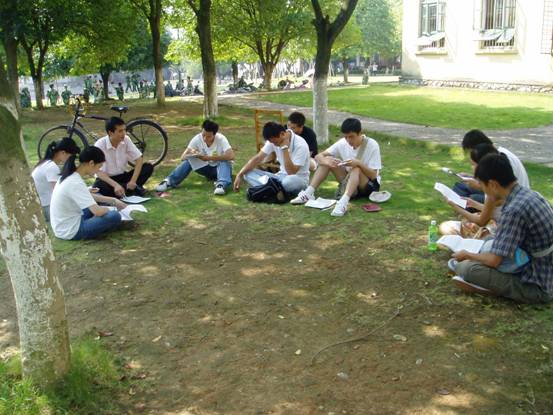 经济学学生党支部在评议。