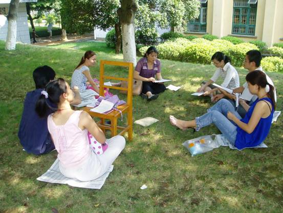 工商管理学生党支部在评议。