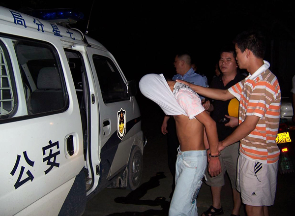 校保卫处将抓获的犯罪嫌疑人移交公安机关。