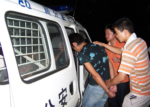 校保卫处将抓获的犯罪嫌疑人移交公安机关。