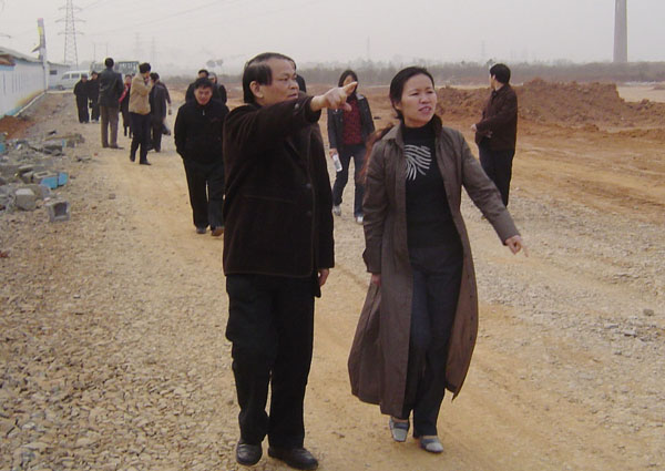 蓝常周副校长与林娜副书记一行到施工工地现场进行实地考察之一