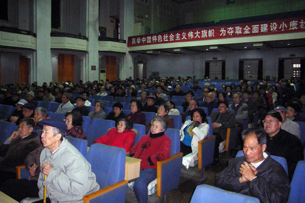 老干部在认真听取报告。