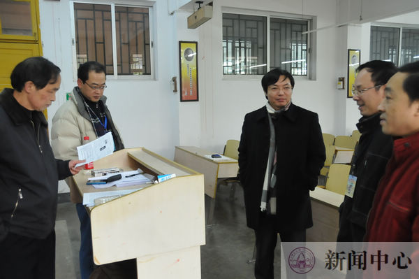 考点主考李传起副校长在考务室听取研究生学院负责人汇报考场情况