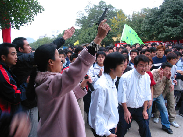 林娜副书记为学生环校跑发令