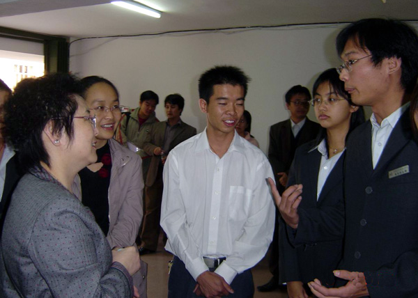 沈红教授与我校贫困生亲切交谈，了解情况。