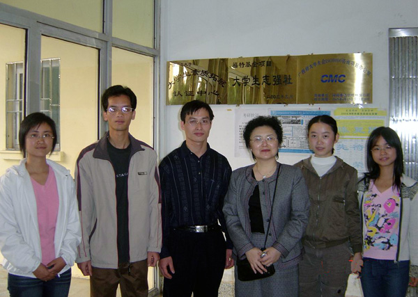 沈红教授参观我校贫困生社团志强社。