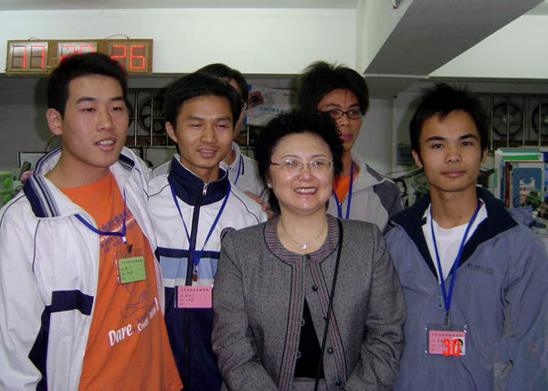 沈红教授参观我校贫困生创新基地并与学生合影。