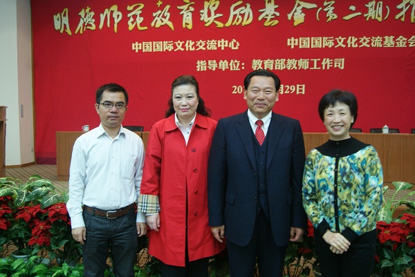 丁静总会计师一行与捐赠人钟瀚德先生(左三)及其夫人高俪庭女士(左二)合影