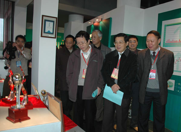 评估组专家考察我校出版社