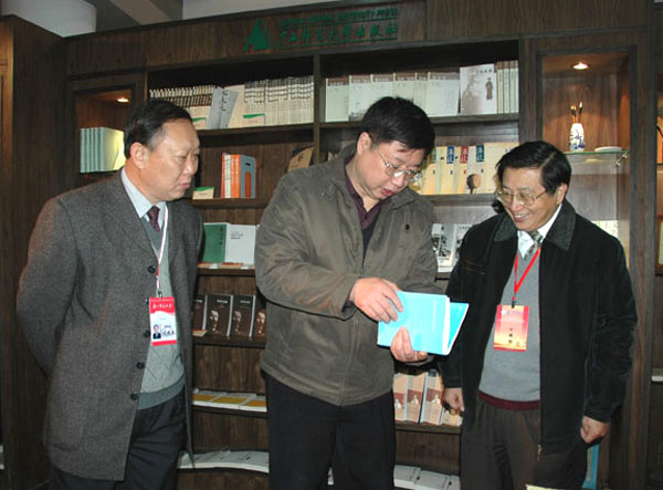 评估组专家考察我校出版社