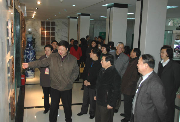 评估组专家考察我校出版社