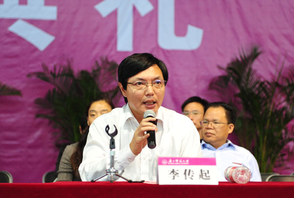 副校长李传起主持开学典礼