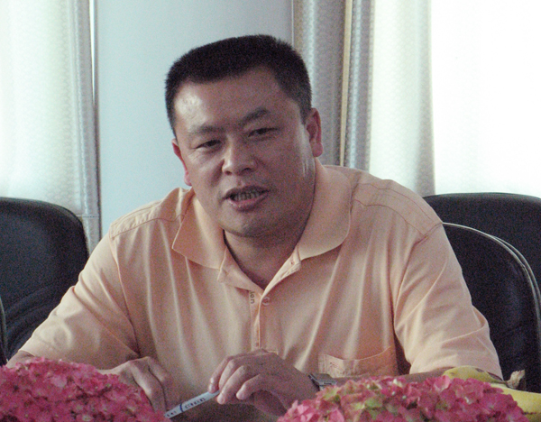 校党委王源平副书记在茶话会上发言。