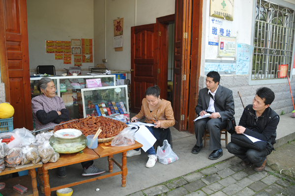 调研组在红岩村调研（宣传部 张俊显 摄）