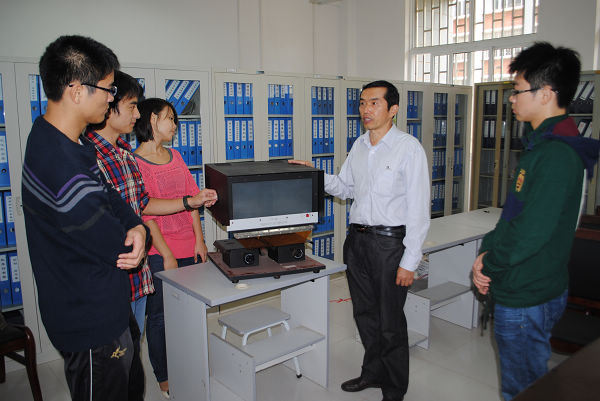 周世中教授在指导学生开展实践教学