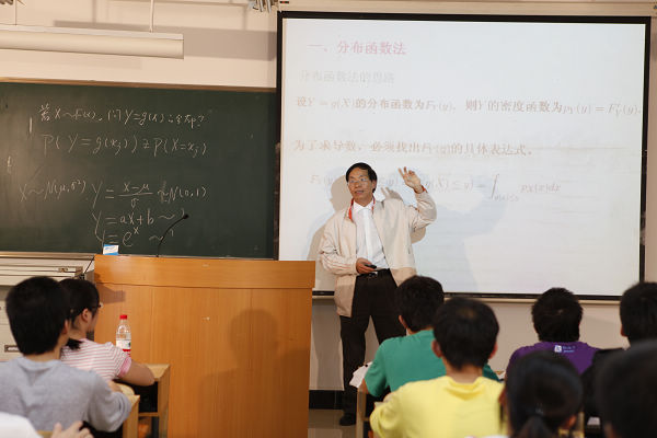 杨善朝教授在授课