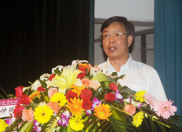 钟瑞添副校长主持报告会。