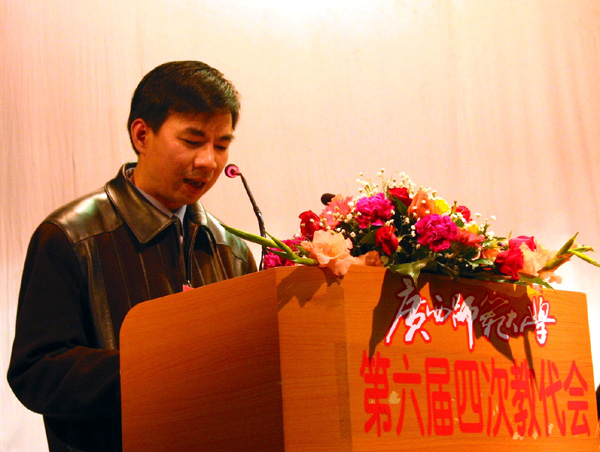 梁宏校长作校长工作报告。