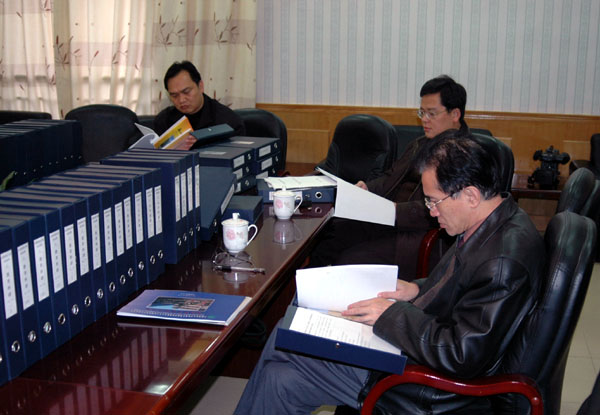 评估组专家在翻阅附外评估材料。