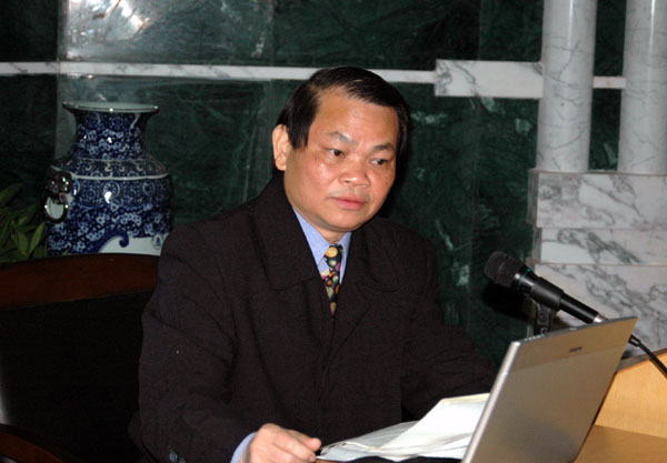 我校副校长蓝常周在汇报会上讲话。