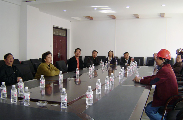 参观团一行听取蓝常周副校长介绍雁山校区建设情况。