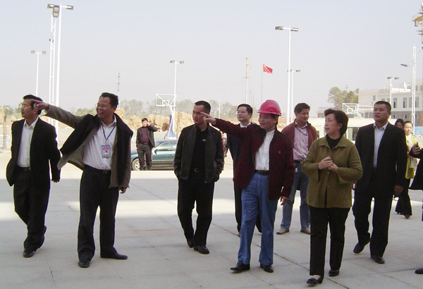 参观团一行实地考察雁山校区。