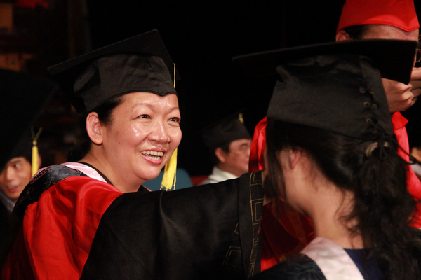 校党委书记王枬教授为获得学位的研究生拨穗、正冠、授学位。（研究生记者团 陈励摄）