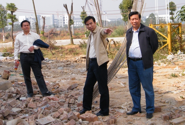 梁宏校长、陈洪江副校长在建设办负责人陪同下在工地查看施工进展，布置有关工作